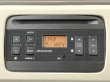 CDやAUX入力に対応し、お好みの音楽を楽しめます。シンプルな操作性で、運転中でも快適に操作可能です。