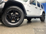 ●純正18インチアルミホイール:輸入車ならではの卓越した走りを支えるホイールと足回りです!日本車の走りに慣れている方にもぜひ体感して頂きたいほど、高いレベルでまとまっています!