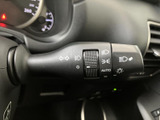 操作しやすい位置に配置されたウインカーレバー。スムーズな操作で、安全な車線変更をサポートします。