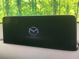 【10.25インチマツダコネクト】車内の雰囲気にマッチした大型ディスプレイ。スマホ接続でのナビ使用やBluetooth再生等、様々な機能が楽しめます。直感的なダイヤル操作が可能で、使い勝手も良好です。