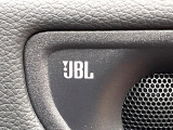 【JBLサウンドシステム】メーカーオプションの高品位サウンドシステムを搭載。専用のチューニングが施された大小様々なスピーカーから良質なサウンドが奏でられ、臨場感あふれる音響空間を演出します。