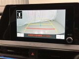 車庫入れなど後進運転時に死角をモニターで確認ができて安全です♪ ステアリング操作の参考になるガイド線も表示しますので車庫入れがニガテな方も安心ですネ!