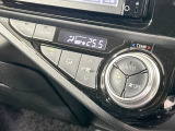 【オートエアコン】一度お好みの温度に設定すれば、車内の温度を検知し風量や温度を自動で調整。暑い&hellip;寒い&hellip;と何度もスイッチ操作をする必要はありません。快適な車内空間には必須の機能ですね♪