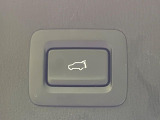 【パワーバックドア】スマートキーや運転席のボタンを押すだけでリアゲートが自動で開閉します!荷物を持っている時や、高い位置にあるバックドアを閉める際に便利な機能です♪
