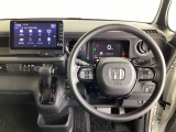 運転席は、大きな座面と包み込むような背もたれがドライバーの身体全体をしっかり支えます。上質なシート素材と座り心地のよいクッションを採用し、長時間の運転やコーナーの多い道も快適です