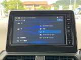 お気に入りの音楽やラジオを、クリアなサウンドで楽しめます。直感的な操作で、簡単に楽曲を選択したり、ラジオ局を切り替えたりできます。