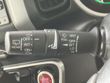 雨天時でもクリアな視界を確保。調整も簡単に行え、運転安全性を高めます。視認性に優れたデザインで、操作もスムーズです。
