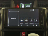 ディスプレイオーディオを装備。スマホと車をつなぐことで、これまでのナビに加えていろんなサービスが楽しめます。