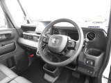 ★運転席周辺★大きなフロントガラスで見晴らしよく運転しやすい設計と、広くてゆとりのある運転席。楽な姿勢で座ることが出来るので長時間の運転でも疲れにくいですし体もぶれにくく工夫されています!