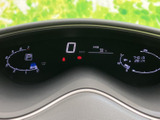 視認性の高いメーター類で、運転に必要な情報を的確に把握できます。運転に集中できる、シンプルで機能的なデザインです。