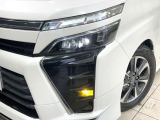 【LEDヘッドライト】悪天候や夜間走行時も良好な視界を確保し安心して運転できる高輝度LEDヘッドライトを装備!点灯速度が早く、消費電力も抑えられています。