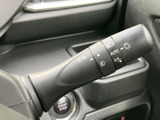 操作しやすい位置に配置されたウインカーレバーです。直感的に操作でき、安全な車線変更をサポートします。