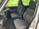 運転席からの視界は良好で、周囲の状況を把握しやすいです。操作系の配置も使いやすく、快適な運転をサポートします。