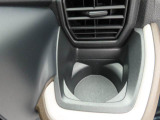 カップホルダーは運転席や助手席からちょうど手の届く位置です!!