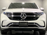 フロントグリル中央に大きく輝くスリーポインテッドスター。メルセデスベンツならではのステータスを強く感じる事ができます