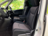 運転席からの視界は広く、運転操作もスムーズ。快適なドライビングをサポートする空間です。機能性もデザイン性も兼ね備えています。
