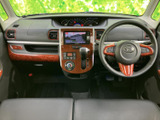 運転席からの視界は良好です。座り心地の良いシートと、操作しやすい配置で、快適なドライブを楽しめます。広々とした室内空間です。