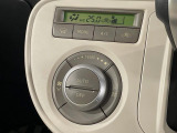 【オートエアコン】一度お好みの温度に設定すれば、車内の温度を検知し風量や温度を自動で調整。暑い&hellip;寒い&hellip;と何度もスイッチ操作をする必要はありません。快適な車内空間には必須の機能ですね♪