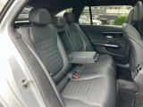 メルセデス・ベンツの定める厳しい基準をクリアしたお車のみをご案内させて頂きます。納車前整備はメーカー規定に基づき当店3Fの指定工場で入念に行なわれます。熟練のメカニックがお客様のお車を整備致します。