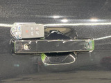 キーのボタンを押したり、キーをドアロックに挿入したりすることなく、車両に乗ることができます。これによりキーを見つけるためにポケットやバッグを探したり、アンロックボタンを押したりする必要が無くなります。