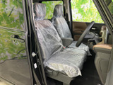 座り心地の良いシートは、長距離運転でも疲れにくいのが特徴。広々とした室内空間で、快適なドライブをサポートします。リラックスできる空間です。