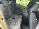後部座席も広々としており、ゆったりとくつろげます。長距離移動でも快適な空間を提供します。家族や友人と過ごす時間を楽しめます。