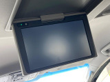 【後席モニター】家族や友人とお出かけする機会が多い方に大人気の後席モニターを装備!見やすい位置に画面がありテレビやDVDの視聴も快適!友達もお子様も、後席にしか乗らなくなるかも??