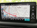 高精細な地図画面で、目的地までのルートをわかりやすく表示。渋滞情報もリアルタイムで確認でき、スムーズな移動をサポートします。