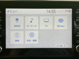 鮮やかなディスプレイで、目的地までスムーズに導いてくれます。便利な機能が満載で、長距離ドライブも安心ですよ。