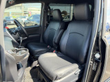 運転席からの視界は良好で、運転操作もスムーズに行えます。シートの形状も工夫されており、長時間の運転でも疲れにくい設計です。