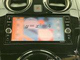 停車中にTVや映像を楽しめる機能が備わっています。休憩時間などに、リラックスできる空間を提供します。(※走行中の視聴は法律で禁止されています)。