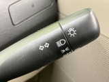 操作しやすい位置に配置されたウインカーレバー。スムーズな操作で、安全な車線変更をサポートします。夜間でも視認しやすい設計です。