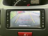バック時の安全確認をサポートするモニター。駐車時の不安を軽減し、よりスムーズな運転をアシストします。狭い場所でも安心です。