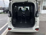 【荷室】サードシートを左右に跳ね上げれば、さらに広くご使用することが出来ます。