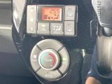 【オートエアコン】一度お好みの温度に設定すれば、車内の温度を検知し風量や温度を自動で調整。暑い&hellip;寒い&hellip;と何度もスイッチ操作をする必要はありません。快適な車内空間には必須の機能ですね♪