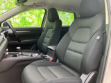 洗練された内装がドライバーを包み込みます。快適な運転環境を提供します。