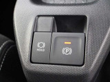 「HOLD」スイッチを押し、システムONの状態にしておくことで、渋滞や信号待ちなどでブレーキを踏んで停車した時にブレーキペダルから足を離してもブレーキを保持するので安心です。