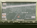 見やすい地図表示で、運転中のナビゲーションをサポート。周辺情報も確認でき、目的地までのルートを安心してお任せください。