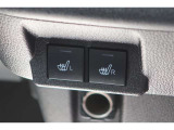 運転席と助手席にシートヒーターが付いています。