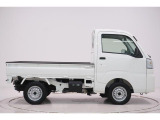 県内13店舗にて常時500台以上ダイハツ車を展示中です。見て、触って、納得のいく一台をぜひ見つけてください。