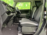 ドライバーの視界を妨げない、広々とした室内空間。運転操作もスムーズに行えます。