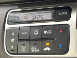 【オートエアコン】一度お好みの温度に設定すれば、車内の温度を検知し風量や温度を自動で調整。暑い&hellip;寒い&hellip;と何度もスイッチ操作をする必要はありません。快適な車内空間には必須の機能ですね♪