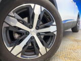 ●純正18インチアルミホイール:輸入車ならではの卓越した走りを支えるホイールと足回りです!日本車の走りに慣れている方にもぜひ体感して頂きたいほど、高いレベルでまとまっています!