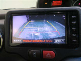 車両後方の映像を映すバックモニター。進路を確認しながら安全に車庫入れできます。