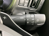 操作しやすい位置に配置されたウインカーレバーで、スムーズな車線変更をサポート。安全な運転に貢献します。