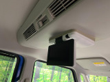 【後席モニター】家族や友人とお出かけする機会が多い方に大人気の後席モニターを装備!見やすい位置に画面がありテレビやDVDの視聴も快適!友達もお子様も、後席にしか乗らなくなるかも??