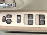 【電動格納ミラー】サイドミラーは電動格納式となっており、狭い駐車場でもキズがつくリスクを抑えられます。