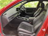 落ち着いたデザインの内装で、上質な空間を演出します。運転に集中できる、機能的な配置も魅力です。快適なドライブをどうぞ。
