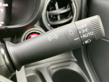操作しやすい位置に配置されたウインカーレバーは、確実な操作性を実現。安全な車線変更や右左折をサポートします。スムーズな運転をサポートします。