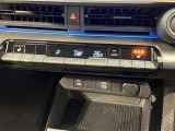 「AUTO」スイッチで車内の温度を一定に保ってくれるオートエアコン。快適装備の代名詞。もちろんマニュアル操作も可能ですよ。